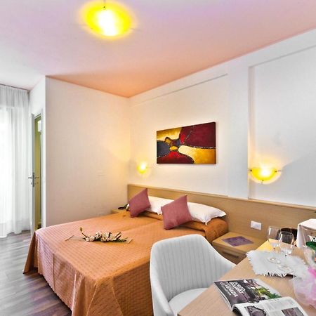 Hotel Victoria Бибионе Екстериор снимка