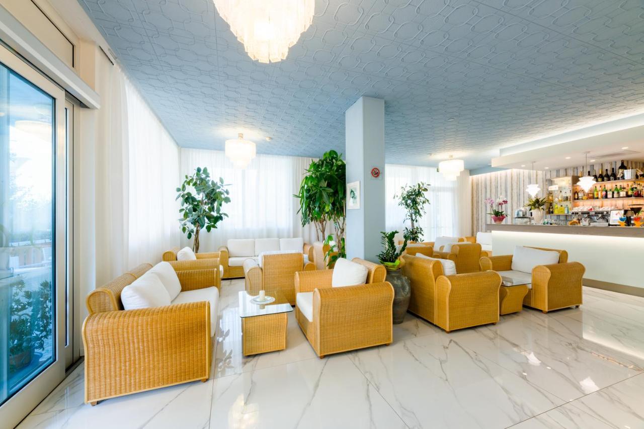 Hotel Victoria Бибионе Екстериор снимка