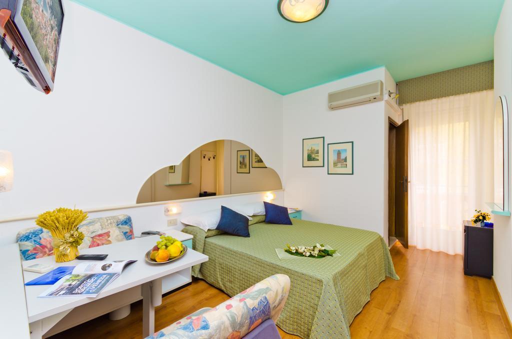 Hotel Victoria Бибионе Стая снимка